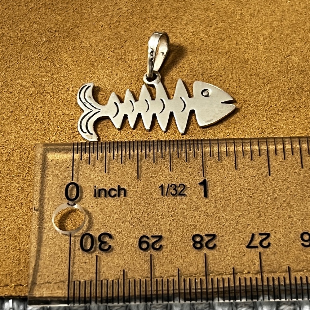 Silver Fish Skeleton Decor Accessory - Picture 4 of 4